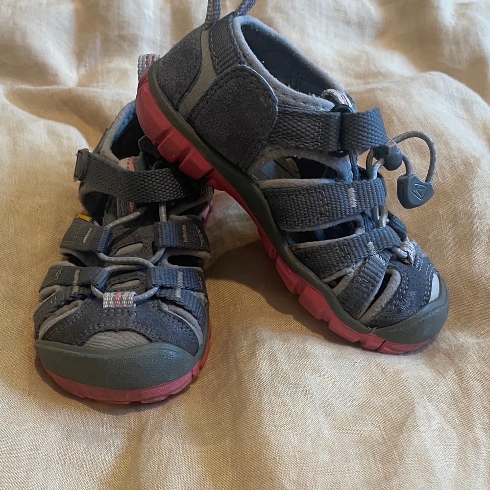 Keen Kids Charcoal and Crimson Sandals